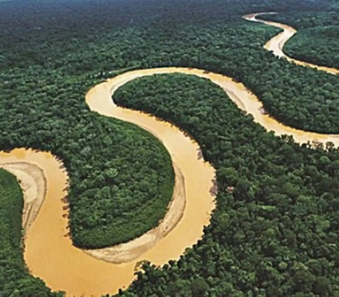 Vista aérea panorámica del río Amazonas serpenteando a través de la densa selva tropical en Perú.