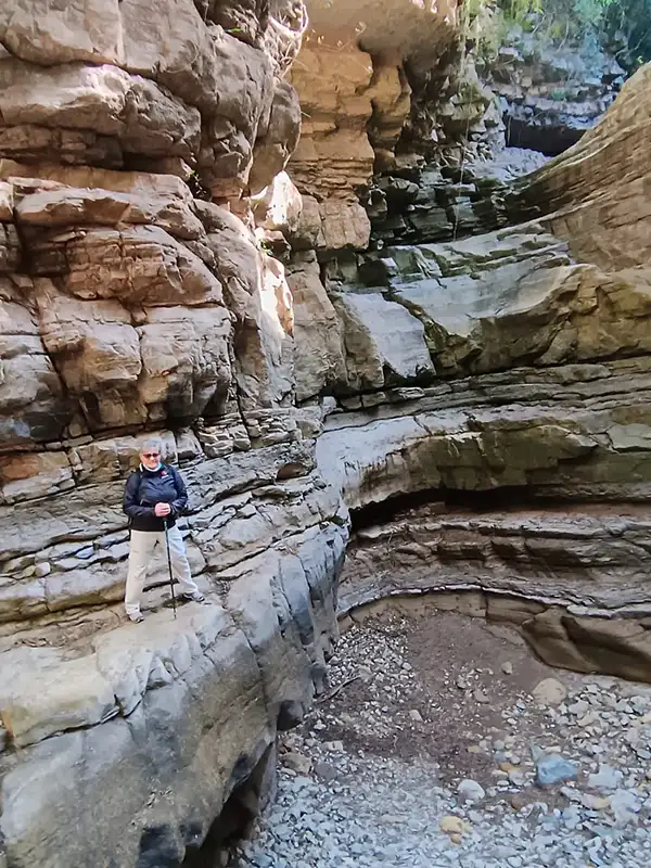 Persona recorriendo el anfiteatro natural en las Yungas de Jujuy durante el regreso de las Termas del Río Jordán.