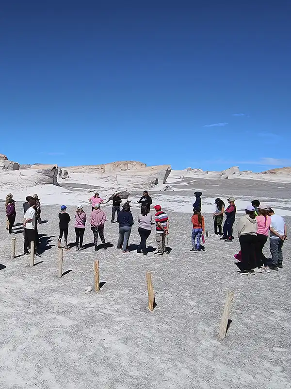 guia-excursion-grupo-campo-piedra-pomez