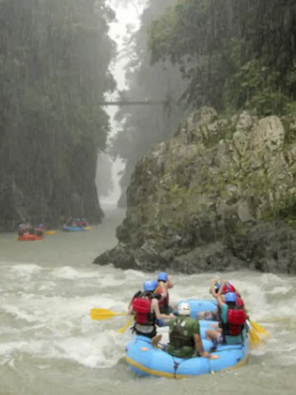 Grupo haciendo rafting en los rápidos del Río Pacuare entre paredes de roca y selva tropical en Costa Rica