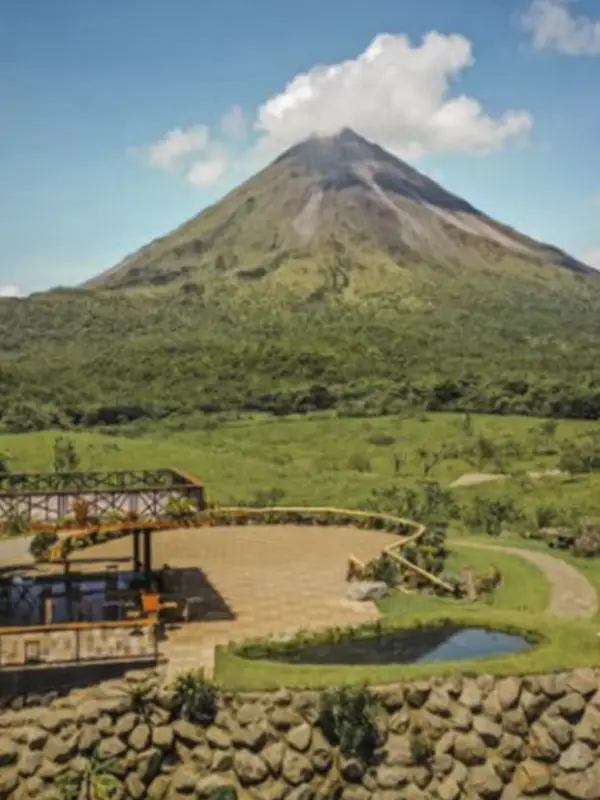 Terraza al aire libre con vistas despejadas a la selva y al imponente Volcán Arenal.