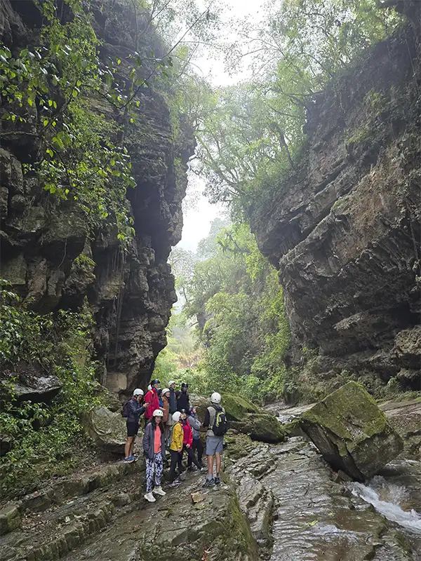 Grupo realizando trekking guiado en un cañón de las Yungas de Jujuy.