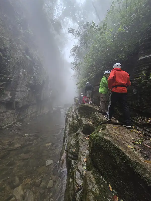 Grupo de viajeros disfrutando una experiencia en las Yungas de Jujuy junto al río.