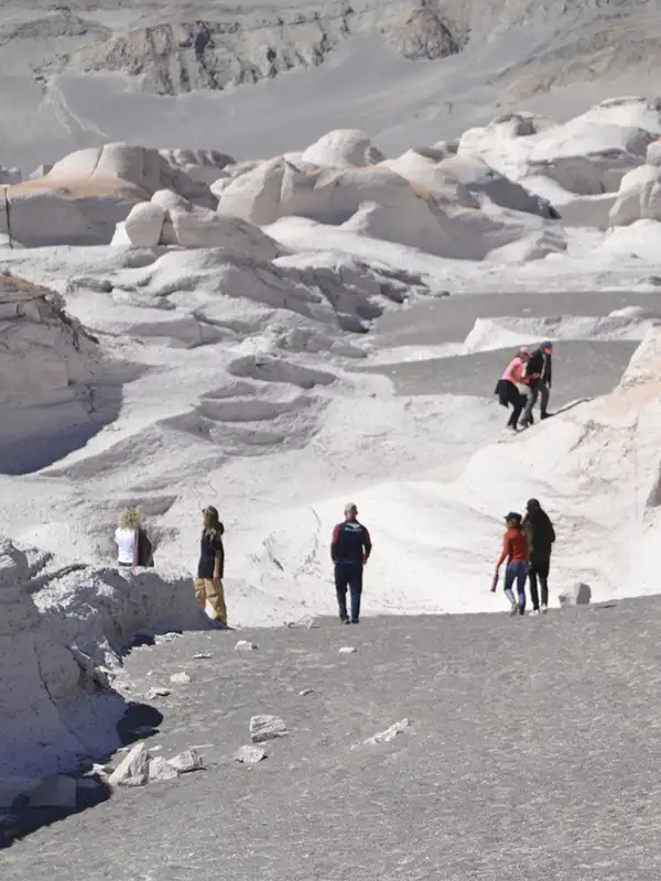 turistas-caminando-laberinto-piedra-pomez-catamarca