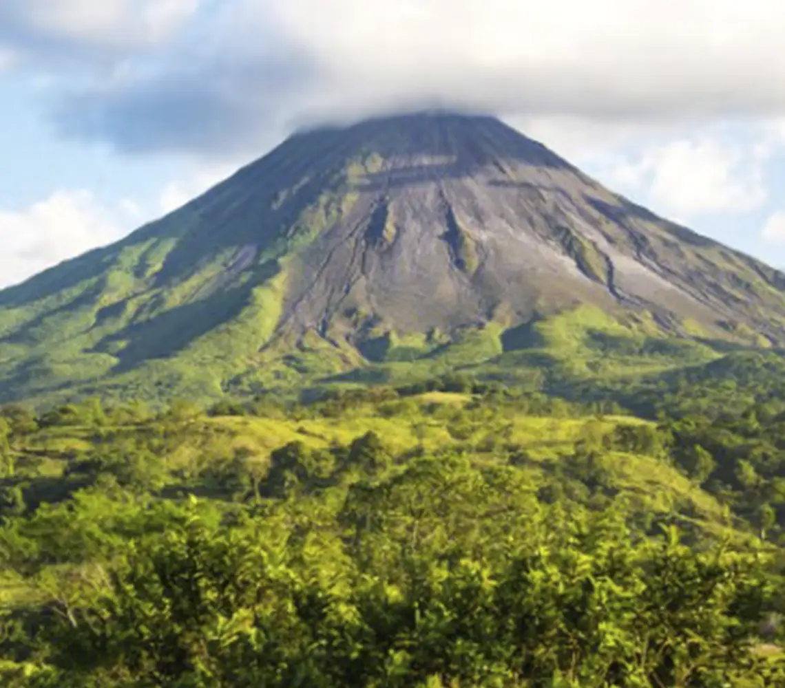 Volcán Arenal rodeado de selva tropical en Costa Rica, destino del viaje de aventura de Vivak Aventuras
