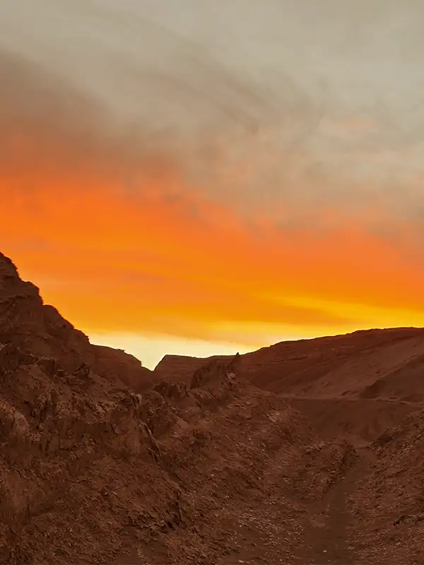 Este es el atardecer del Valle de la Muerte. El cielo se tiñe de naranja y el desierto se vuelve otro. Un momento que no dura más de veinte minutos y que, si no lo viviste, es difícil de explicar.