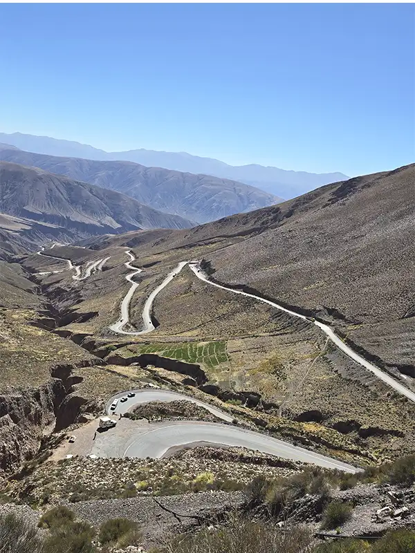 Vista aérea de la ruta serpenteante de la Cuesta de Ipam descendiendo entre montañas andinas