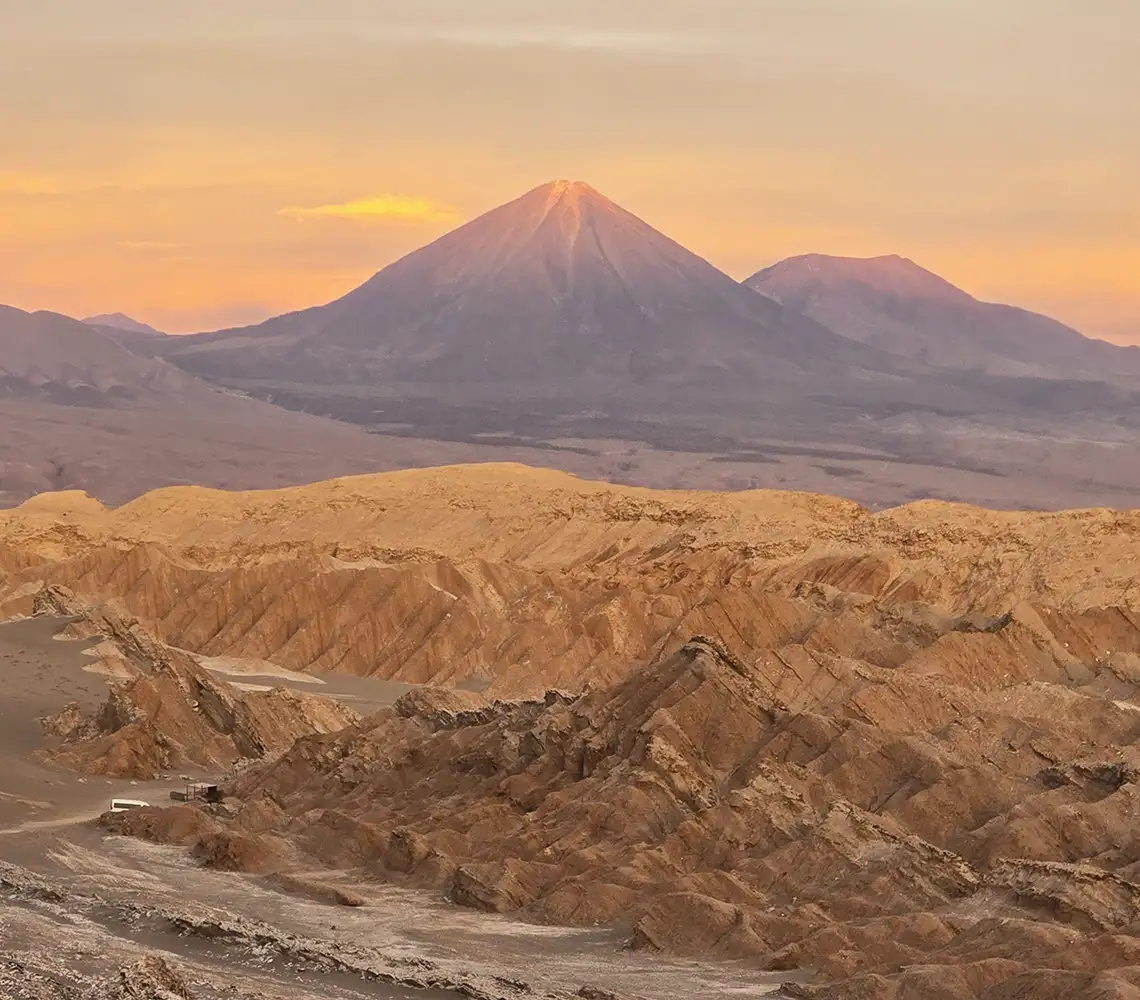 Atardecer sobre el Valle de la Muerte con el Volcán Lincabur al fondo, en el Desierto de Atacama