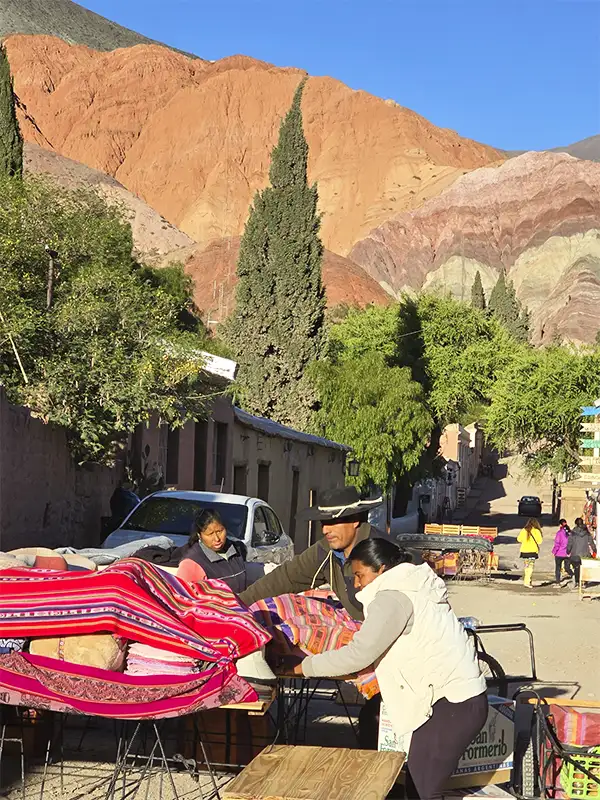 Las calles de Purmamarca tienen ese ritmo tranquilo que se extraña en la ciudad. Artesanos, colores y el Cerro de los Siete Colores de fondo. Una parada que muestra la cultura del norte como pocos destinos lo hacen.