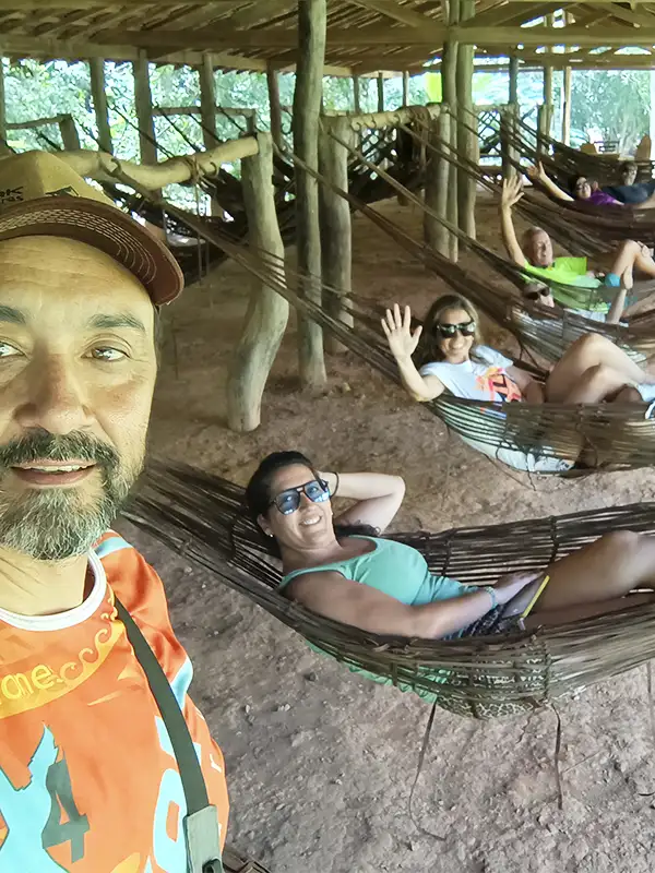 Charly junto a viajeras descansando en hamacas artesanales en Bonito, Brasil
