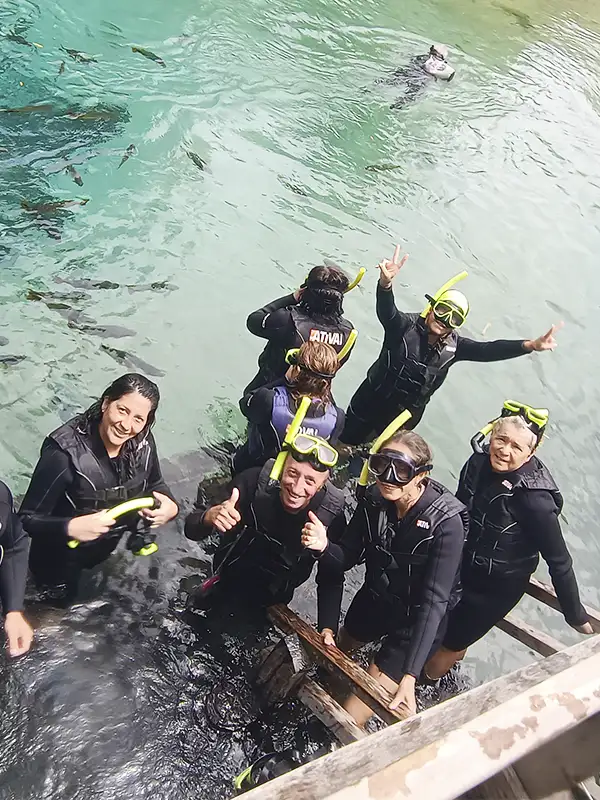 Grupo de viajeros con equipo de flotación disfrutando de un río de aguas cristalinas en Bonito