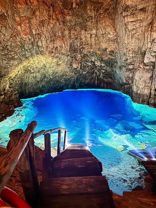 Interior de una gruta en Bonito con lago subterráneo de aguas azules cristalinas iluminado