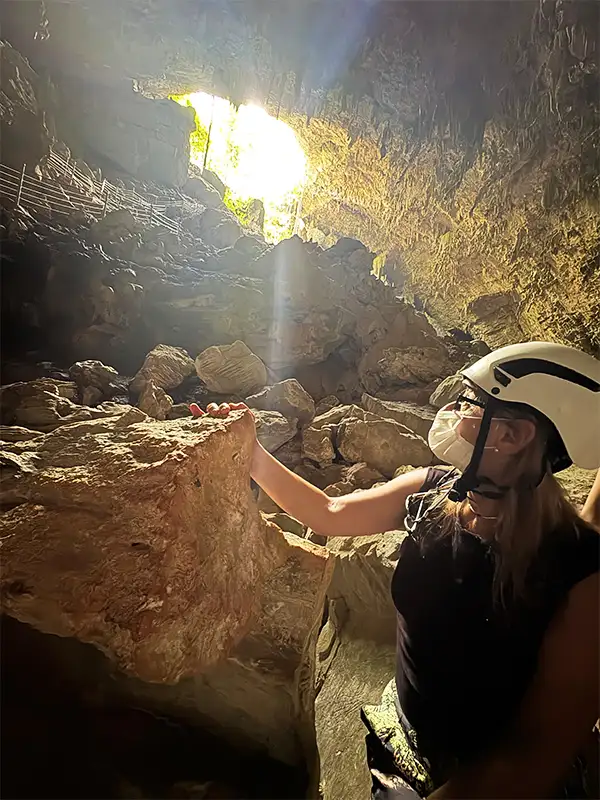 Guía de Vivak Aventuras junto al lago subterráneo azul intenso de la Gruta do Lago Azul, Bonito