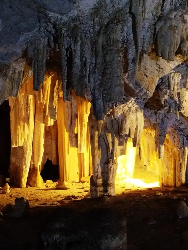 Formaciones rocosas y estalactitas iluminadas en el interior de las Grutas de São Miguel, Bonito