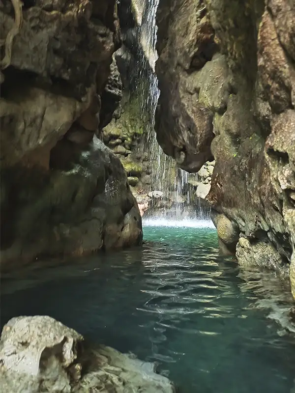 Una cascada natural que cae directo dentro de una gruta, rodeada de selva. Parte del recorrido de senderos y cascadas del Rio do Peixe.