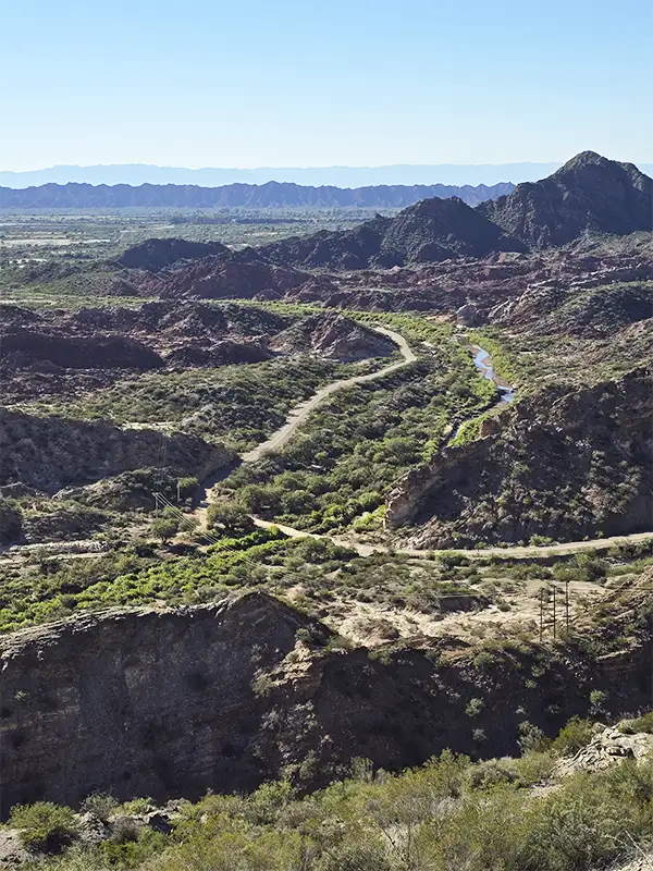 Vista panorámica del camino de cornisa y el río en la Cuesta de Huaco, San Juan