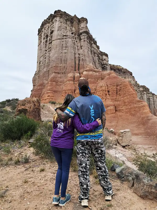 Viajeros de Vivak Aventuras frente a una formación rocosa en el Parque Provincial El Chiflón, San Juan
