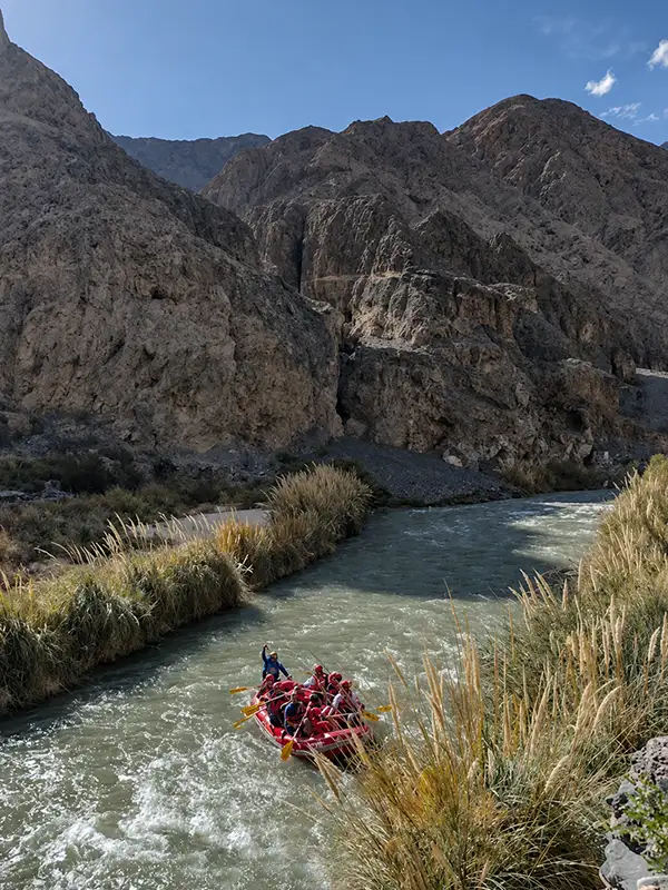 Grupo haciendo rafting en el río entre montañas, en la zona de Pasleam/El Chiflón, San Juan