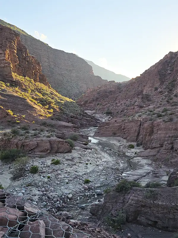 Paisaje de cañón al atardecer entre Jáchal y Huaco, San Juan