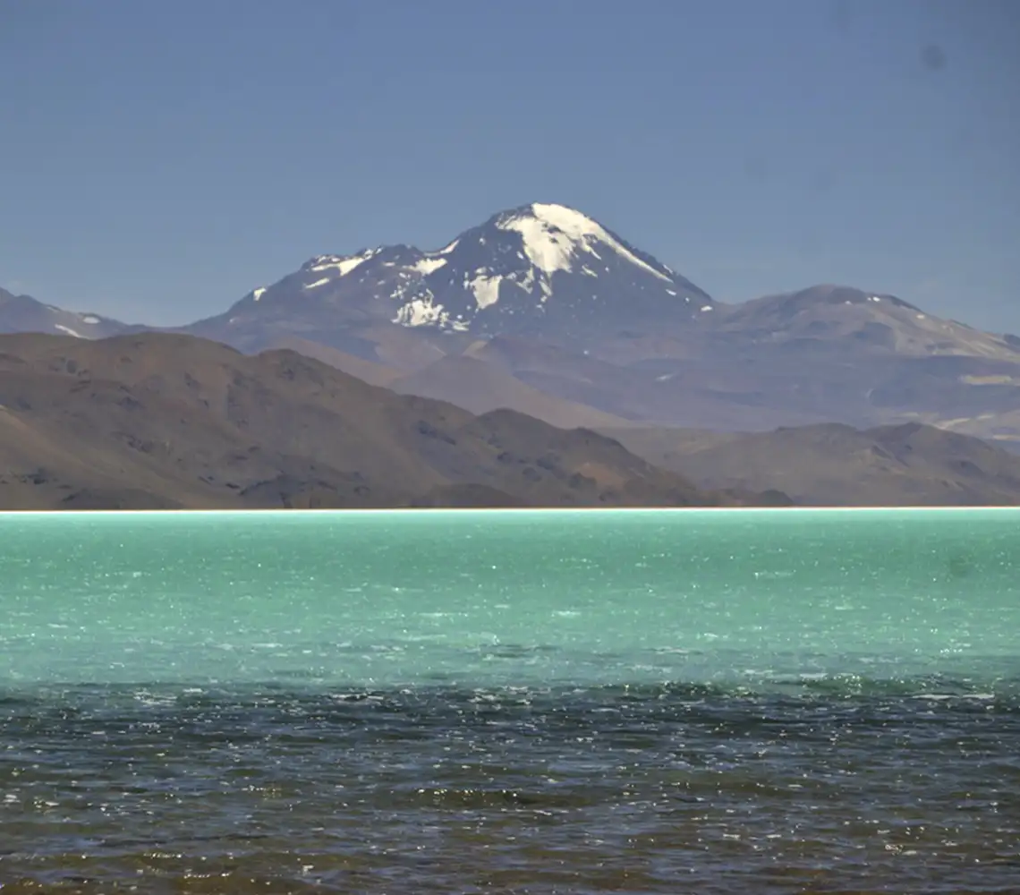 Laguna turquesa y paisaje de alta montaña en el Balcón del Pissis, Catamarca.