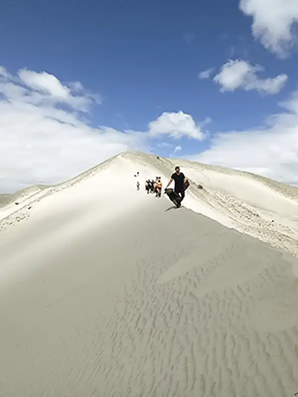 Grupo de viajeros recorriendo las Dunas de Tatón, Catamarca.