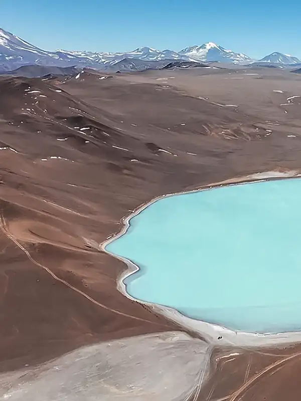 Laguna turquesa rodeada de montañas en la Ruta de los Seismiles, Catamarca.