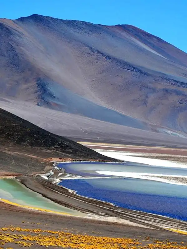 Lagunas de colores entre montañas de la Ruta de los Seismiles, Catamarca.