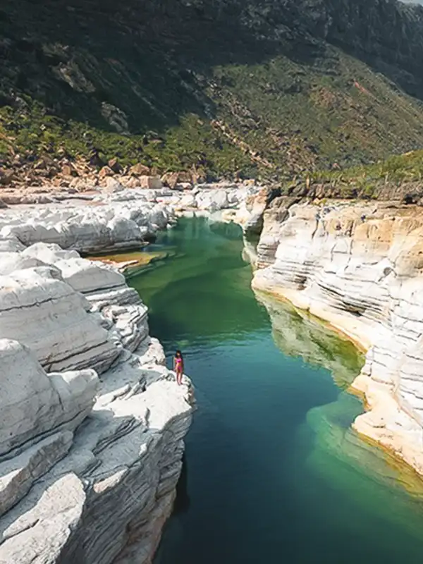 Cañón de roca blanca con piscinas naturales de agua verde turquesa en Socotra