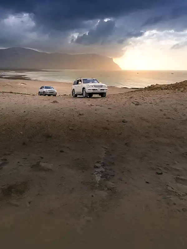 Vehículos 4x4 recorriendo un paisaje remoto de Socotra