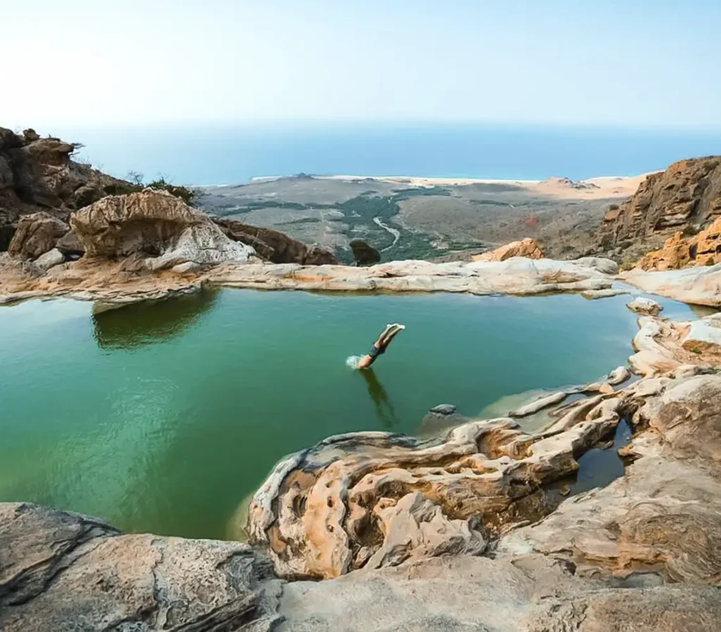 socotra-piscina-natural-paisaje-rocoso