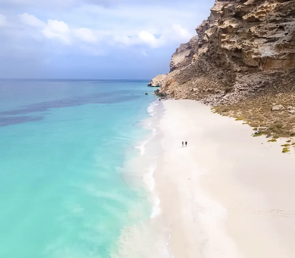 socotra-playa-agua-turquesa.webp