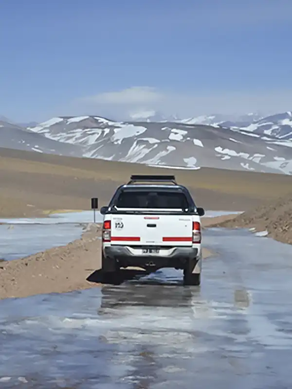 Camioneta 4x4 recorriendo caminos de alta montaña en la Ruta de los Seismiles, Catamarca.