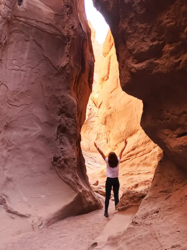 Viajera recorriendo las formaciones rojizas del Cañón del Indio, Catamarca.