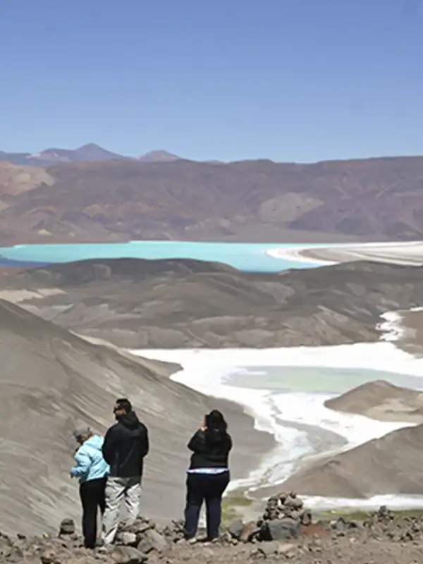 Viajeros contemplando las lagunas de colores del Balcón del Pissis, Catamarca.
